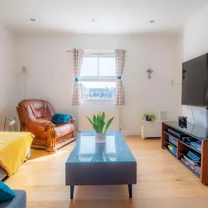 https://fantastic-2-bed-townhouse-with-huge-tv-great-wifi-200m.brighton-hotels-england.com